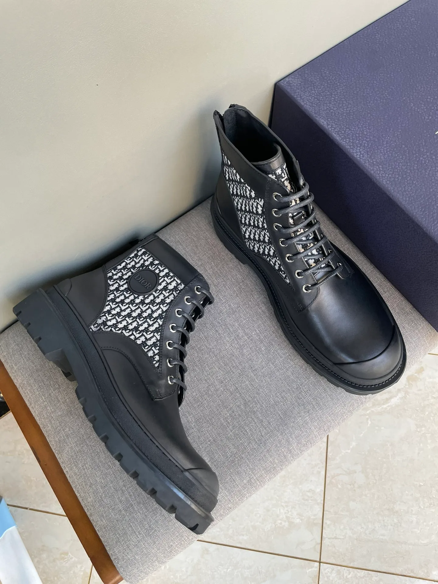 [DIOR] Top P: 1000💰 Number of yards: 39~44 (38.45 custom-made, non-refundable) Dior Dior~ Winter series, original 1:1 development Casual men's leather shoes Heavy investment, shoes and boots are made of imported cowhide + imported Dior special fabric Not easy to deform black cowhide lining Dior large hardware inlay Original TPU vacuum outsole, black cowhide Black open edge beads Military green suede Black suede Khaki suede leather is crafted by a large factory, and the perfect product is only prepared for you who know your taste! Any comparisons are welcome.